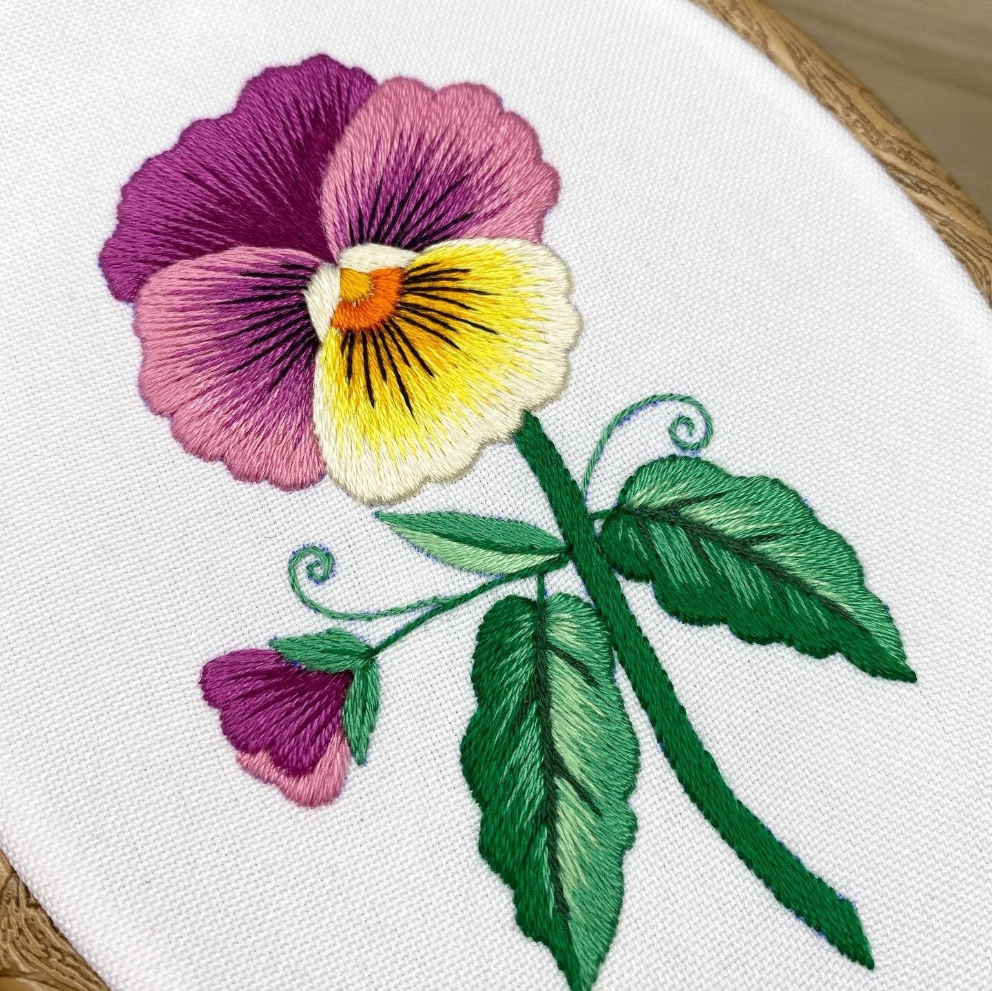 Pansy Miniature - Hand Embroidery Pattern